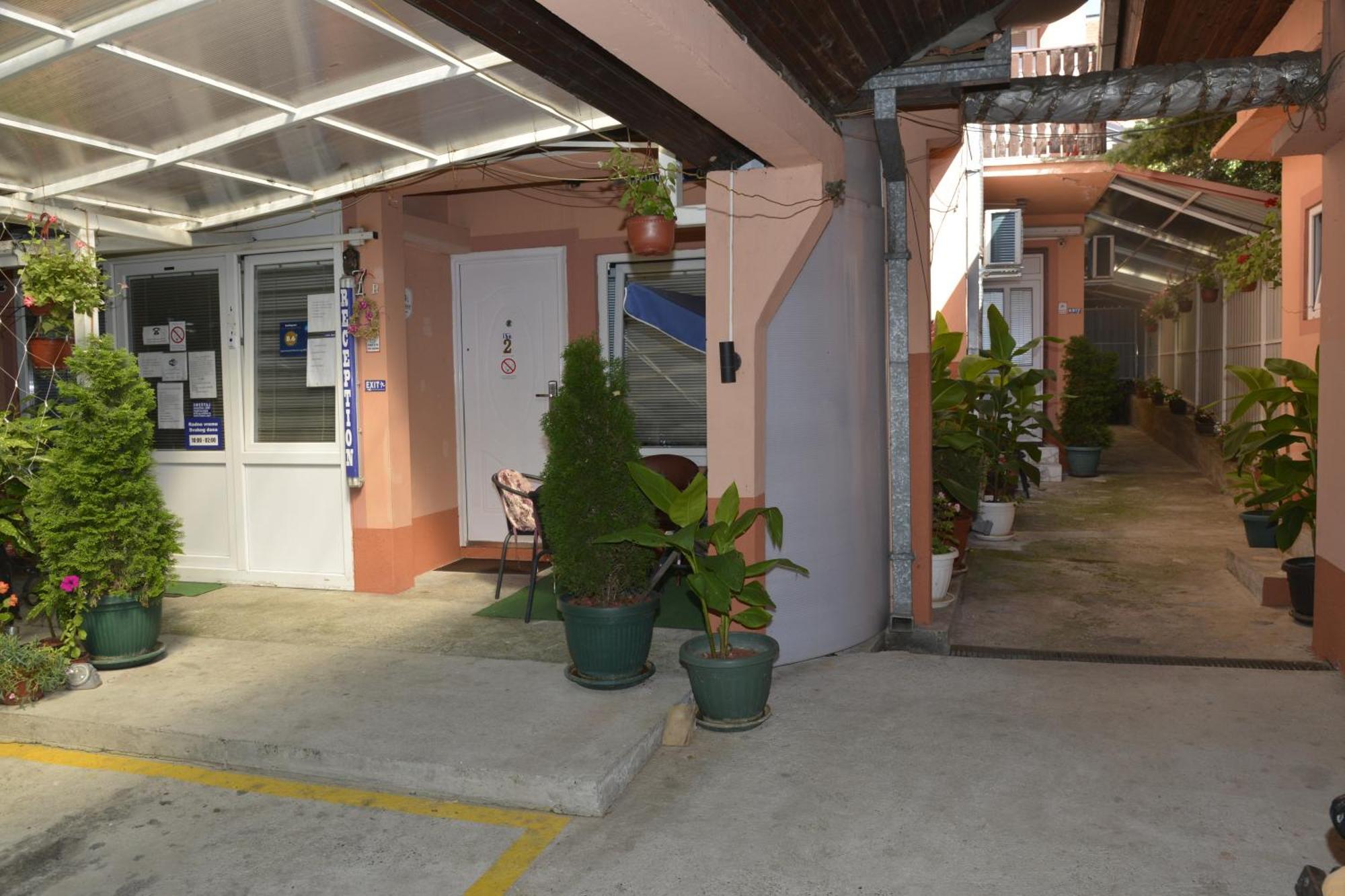 & -mdl Lazic Apartment